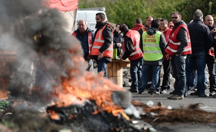 Des grévistes à proximité du site de la raffinerie Total de Donges et du dépôt de carburant d ela SFDM / AFP / J-S EVRARD