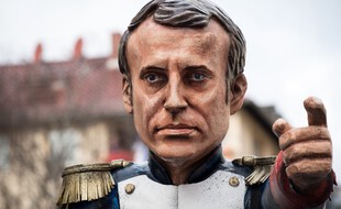Emmanuel Macron peint en Napoléon dans une manifestation, illustration.