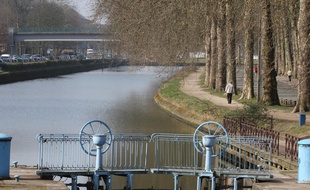 Les rives de la Deûle du côté du jardin Vauban, à Lill.
