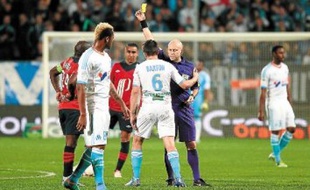 Joey Barton a reçu son premier avertissement en Ligue 1 pour une semelle sur un Lillois.
