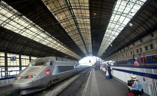 Des passagers attendent sur le quai de la ligne TGV à la gare de Bordeaux-Saint-Jean le 9 juillet 2012