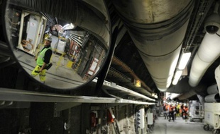 Des employés parcourent, le 4 février 2013, un tunnel du laboratoire de Bure (Meuse), où l'Anra mène un projet de stockage en profondeur des déchets radioactifs, baptisé Cigéo