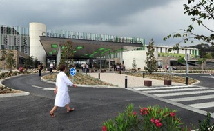 Une infirmière passe devant l'entrée du centre hospitalier d'Alès-Cévennes, le 25 aout 2011 à Alès