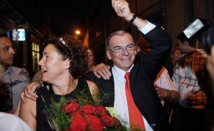 Le candidat PS à la mairie de Carcassonne et député Jean-Claude Pérez salue des militants à son arrivée à sa permanence en compagnie de sa député-suppléante, Tamara Rivel, le 13 septembre 2009, après sa victoire lors du second tour de l'élection municipale de Carcassonne.