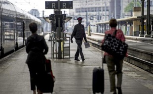 Des passagers sur un quai de la gare de Lyon, à Paris, le 15 juin 2014, au 5e jour de la grève de la SNCF