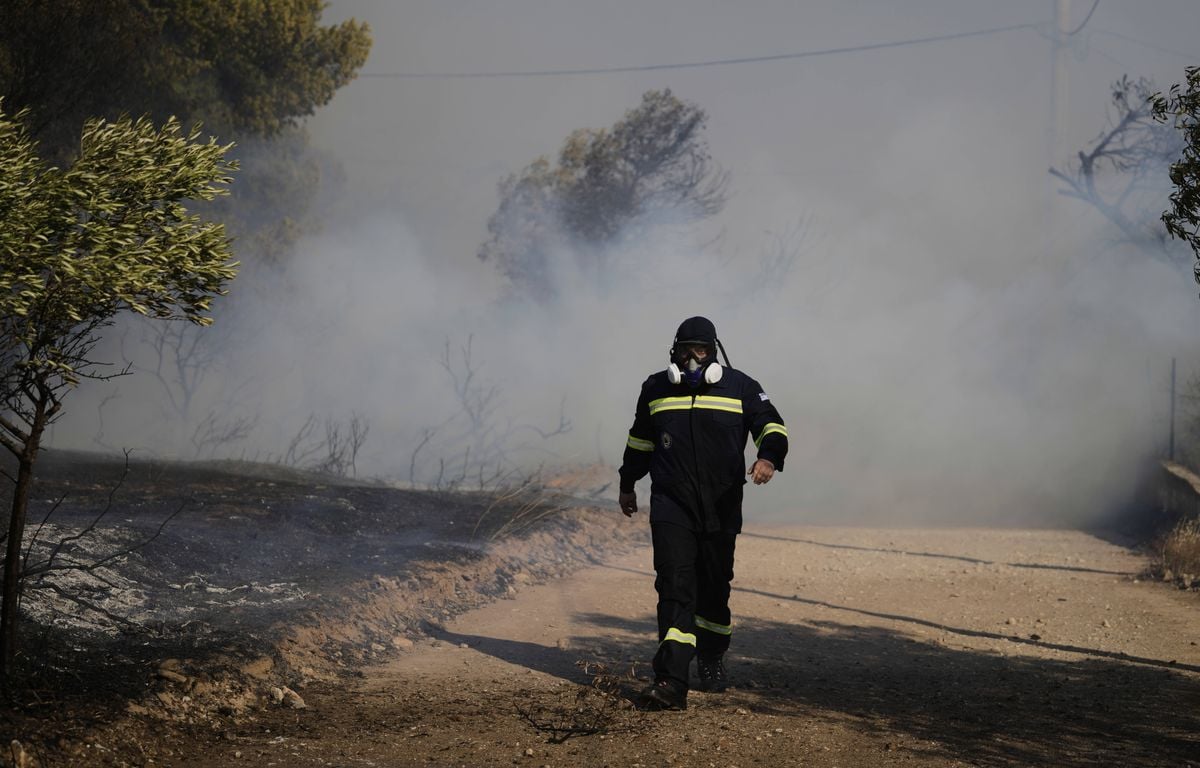 Grèce : Les pompiers luttent contre un incendie qui s'approche d'Athènes