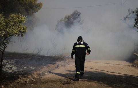Les pompiers luttent contre un incendie qui s’approche d’Athènes