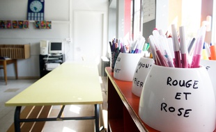 Dans une salle de classe.