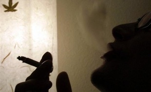 La consommation régulière d'alcool apparaît en nette hausse chez les adolescents, selon les résultats de l'enquête Espad 2007 présentés lundi, qui montrent en revanche une diminution des consommations régulières de tabac et de cannabis.