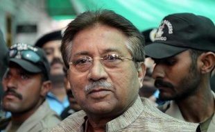 Assigné à résidence dans sa villa en banlieue d'Islamabad, l'ex-président pakistanais Pervez Musharraf expérimente la détention de luxe : il rédige ses mémoires, sculpte son corps de septuagénaire et ne mange que des plats mitonnés par son chef privé par crainte d'être empoisonné.