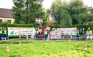 Des militants de Bizi ! ont manifesté le 14 septembre 2017 devant le domicile du président de SudMine
