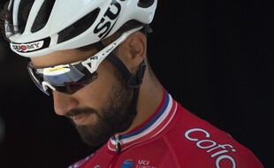 Nacer Bouhanni vit un enfer depuis son sprint dangereux qui a poussé Jake Stewart contre les barrières.