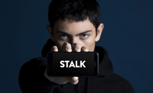 « Stalk » sur France TV Slash propose de passer du côté obscur des écrans, et de la jeunesse