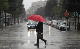 Un homme sous la pluie à Caen le 9 juin 2014