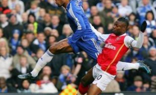 Manchester United, après sa tranquille victoire sur Liverpool (3-0) dimanche lors de la 31e journée, s'achemine vers son 17e titre de champion d'Angleterre, même si Chelsea, tombeur d'une équipe d'Arsenal en perdition (2-1), n'a pas dit son dernier mot.
