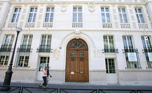 L'entrée du lycée Montaigne à Paris, le 11 août 2004.