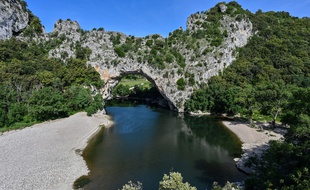 Photo d'illustration du Pont-d'Arc, là où un jeune homme s'est noyé mardi dans la rivière Ardèche.