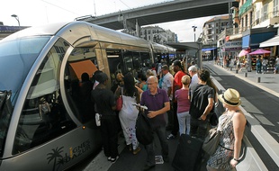 Le trafic du tramway a été perturbé lundi matin pendant environ une heure.