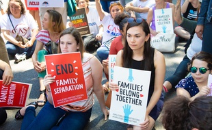 Des manifestions ont eu lieu contre une mesure visant à séparer les enfants de leurs parents migrants.