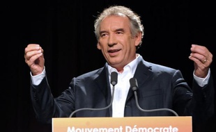 Le président du MoDem, François Bayrou, estime que le débat sur le futur aéroport Notre-Dame-des-Landes, près de Nantes, "mériterait d'être rouvert", et dit "comprendre très bien les résistances" à ce projet, dans une interview au Parisien Dimanche dans laquelle il juge aussi "courageux" le cap annoncé par le président François Hollande lors de sa conférence de presse mardi.