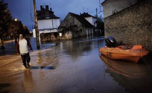 La crue de la Loire a atteint son pic jeudi à Nevers et dans les communes voisines, privant d'eau potable au robinet plusieurs dizaines de milliers d'habitants, qui vivent toutefois "avec philosophie" les caprices de leur fleuve.