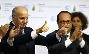 Laurent Fabius et François Hollande, lors de la COP21le 12 décembre 2015.