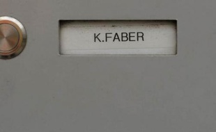 Le criminel de guerre nazi d'origine néerlandaise Klaas Faber, deuxième sur la liste des criminels les plus recherchés du Centre Simon Wiesenthal, est décédé à l'âge de 90 ans à Ingolstadt, dans le sud de l'Allemagne, a-t-on appris samedi de source médicale.