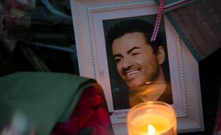 Les fans de George Michael ont rendu hommage à l'artiste, brutalement décédé à l'âge de 53 ans, en déposant des fleurs, des photos, des dessins et autres hommages devant sa maison à Goring, en Angleterre. AFP PHOTO / Daniel LEAL-OLIVAS