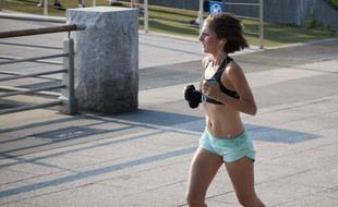 Une New-Yorkaise fait un jogging, le 8 juin 2011