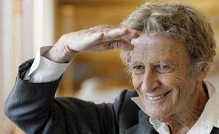 Né le 22 mars 1923 à Strasbourg, engagé dans la Résistance en 1944, Marcel Marceau, une fois démobilisé, s'oriente d'abord vers la carrière de peintre et d'émailleur et suit les cours de l'Ecole des Arts décoratifs de Limoges. Mais passionné par le théâtre, il devient l'élève de Charles Dullin, débute sur scène dans "Volpone", au théâtre Sarah Bernhardt, avant de trouver sa voie chez le mime Etienne Decroux.