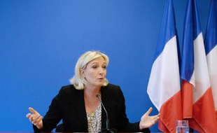 La présidente du FN Marine Le Pen s'exprime lors d'une conférence de presse le 25 mars 2014 à Nanterre
