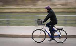 Un cycliste sur les berges de Seine, le 15 janvier 2019, à Paris.