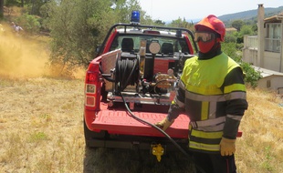 Des pompiers près d'une villa