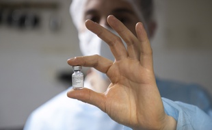Pfizer/BioNTech va tester l'efficacité d'une troisième dose de son vaccin anti-Covid pour lutter contre les variants en circulation ou futurs.