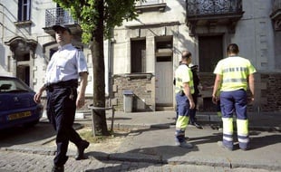 Des enquêteurs devant la maison de la famille Dupont de Ligonnes, disparue à Nantes, le 21 avril 2011.