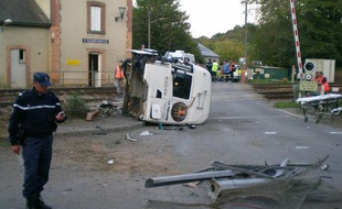 Un poids lourd et un train sont entrés en collision gare de Saint-Médard-sur-Ille (Ille-et-Vilaine), le 12 octobre 2011.