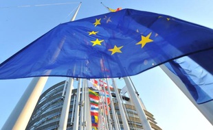 Le drapeau européen flottant devant le Parlement de Strasbourg