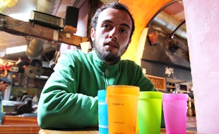 Jean-Baptiste Le Roux mène le projet de gobelet à base de plastique d'algues pour Esprit Planète.