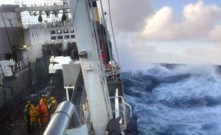 Des ramendeurs du chalutier-industriel français «Joseph Roty II» remontent le chalut du bateau, courant janvier 2004 en mer d'Ecosse.