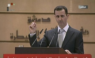 Le président syrien Bachar al-Assad, dont le régime est contesté par la rue depuis 10 mois, a estimé mardi que son pays faisait l'objet d'un "complot étranger" et a promis d'y répondre, la Ligue arabe dénonçant de son côté des attaques contre ses observateurs dans le pays.