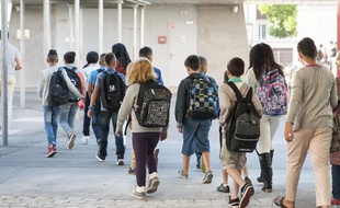Des enfants en rang dans la cour d'une école primaire à Bordeaux, en septembre 2013.