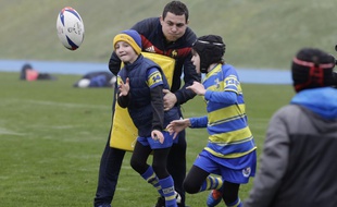 Des jeunes rugbymen participent à un entraînement ludique avec les joueurs du XV de France, le 28 janvier 2018 à Marcoussis.