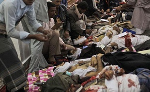 Les partisans du régime ont ouvert le feu sur des manifestants, le 18 mars 2011, à Sanaa au Yémen.