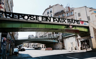 Une banderole déployée par le groupe de supporters Marseille Tout puissant en hommage à l'ancien président de l'OM Pape Diouf.