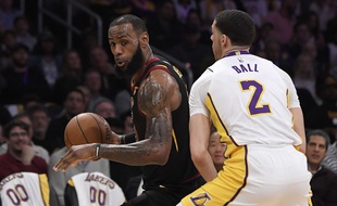 Lonzo Ball a pu prendre des notes sur le jeu de passes de Lebron James.