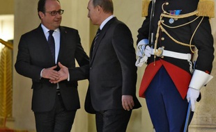 Le président français François Hollande (g) et son homologue russe Vladimir Poutine (c) à Paris le 2 octobre 2015