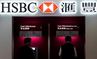 Un distributeur automatique de la banque britannique HSBC, le 4 mars 2013, dans une agence de Hong Kong