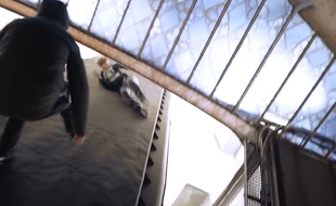 Des surfeurs sur métro