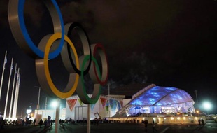 Les anneaux olympiques devant le stade le 4 février 2014 à Sotchi