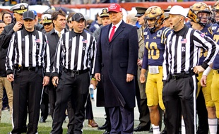 Donald Trump lors d'un match de football américain entre les Black Knights de l'Army et les Midshipmen de la Navy, à Philapdelphie, le 14 décembre 2019.